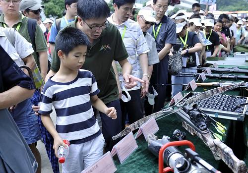 香港千人團赴深圳邊防參訪 迎接香港回歸15周年
