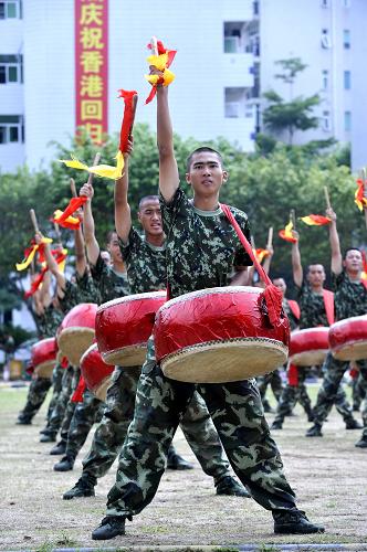 香港千人團赴深圳邊防參訪 迎接香港回歸15周年