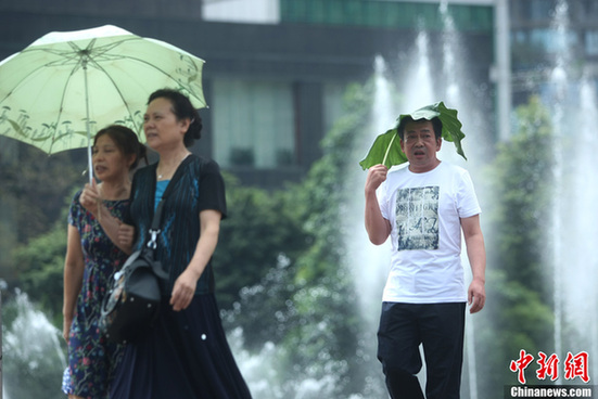 重慶氣溫最高超37℃ 街頭短褲長裙“風光好”