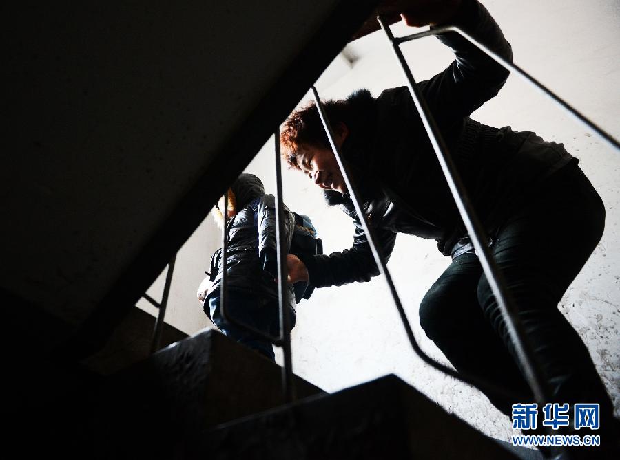 殘疾母親托起自閉癥兒子成長(zhǎng)的希望
