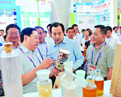 齊續春王憲魁陸昊杜宇新等參觀哈洽展館