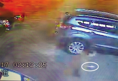 竊賊半夜繞車砸了近半個點 破窗盜走一萬元現金