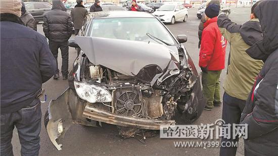 哈爾濱博物館轉盤道轎車撞翻運鈔車 巨款當街轉運(圖)
