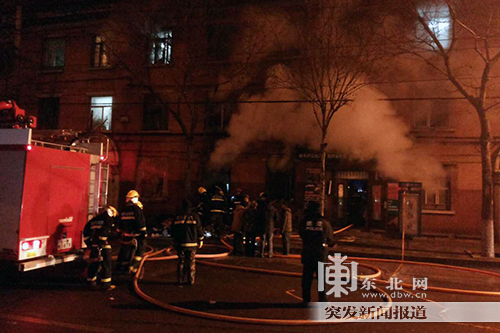 武警醫院后身居民樓起火 滅火工作仍在進行中