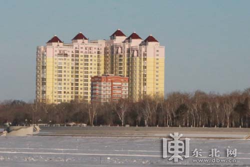兩極冰雪挑戰(zhàn)賽賽事過(guò)半 參賽車(chē)輛和車(chē)手抵達(dá)呼瑪
