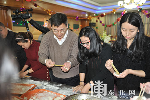 東北林業大學校長與留校生一起包餃子迎春節