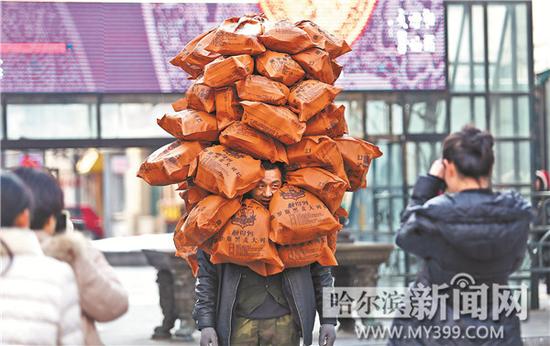 哈爾濱老街列巴哥肩扛數十個面包送貨 就是任性
