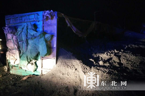 301國道萬寶鎮路段結冰 兩輛大貨車接連側翻（圖）