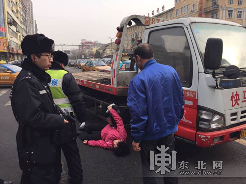 搶險貨車轉彎形成“致命死角” 并行老人險喪命車輪下