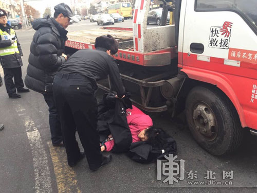 搶險貨車轉彎形成“致命死角” 并行老人險喪命車輪下