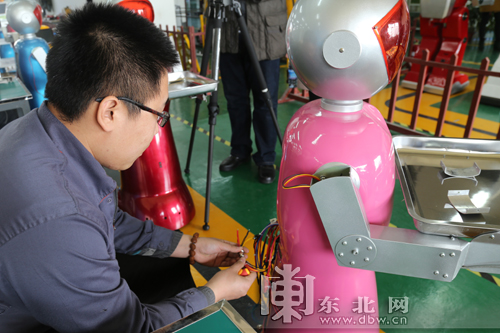 服務型機器人將在哈爾濱量產 5年內走進百姓家