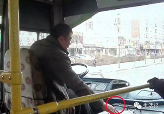 哈爾濱51路司機一手抽煙一手打電話(圖)