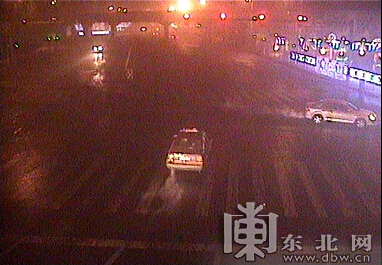 哈爾濱市一女司機駕駛套牌車連續闖紅燈 交警夜查被抓現行