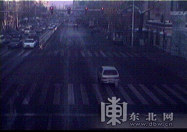 哈爾濱市一女司機駕駛套牌車連續闖紅燈 交警夜查被抓現行