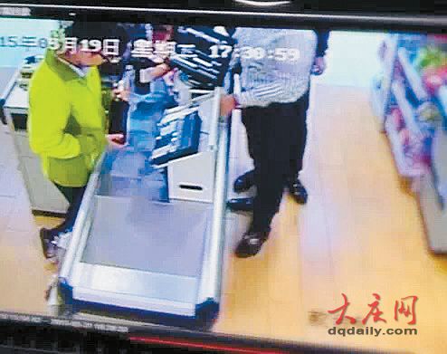 大慶市民樂福超市買兩瓶“裸奔”紅酒 消協維權獲10倍賠償