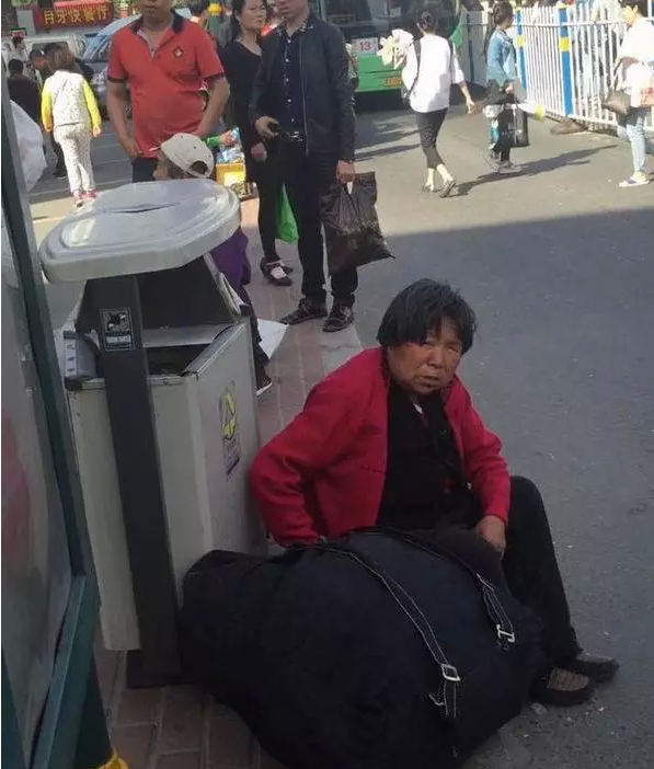 在哈站遇到這個紅衣老太躲遠點 然后報警