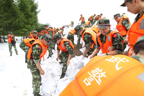 黑河市郊300公頃農作物絕產 武警哈爾濱支隊500官兵夜行570公里支援