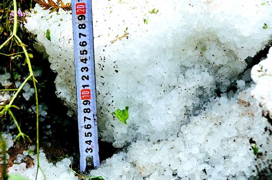 鄖縣遭強風冰雹襲擊 冰雹大如雞蛋堆積厚度20厘米