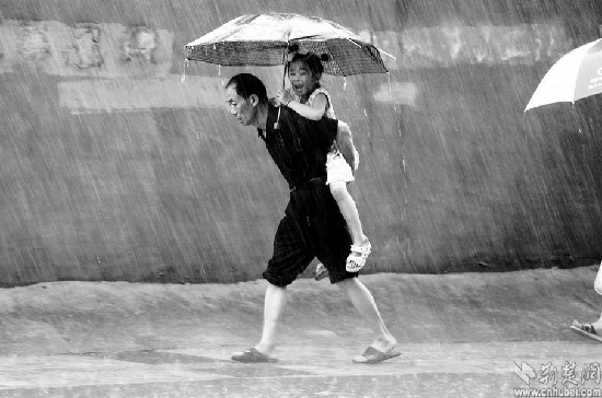 武漢遭暴雨襲擊 “海景”隨處可見(jiàn)市民再“看海”