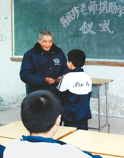 蔣國珍:資助學生兩萬人(圖)