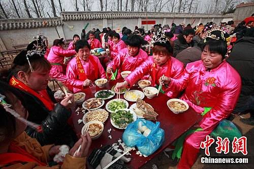 河南濮陽(yáng)萬(wàn)人同吃一鍋飯 共祭始祖舜帝（圖）