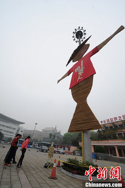 長(zhǎng)沙舉辦稻草人藝術(shù)節(jié) 千款創(chuàng)意稻草人亮相
