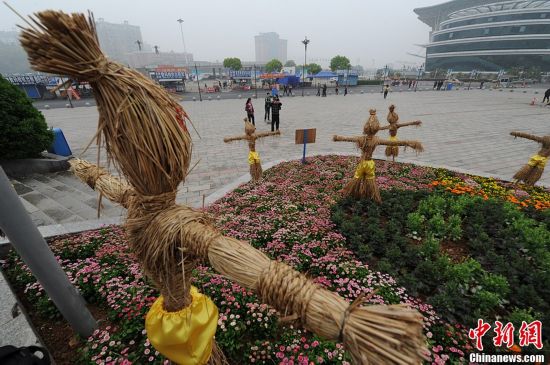長沙舉辦稻草人藝術節 千款創意稻草人亮相