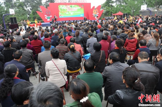 成都櫻桃節開幕 櫻桃山上演“搶吃櫻桃大戰”