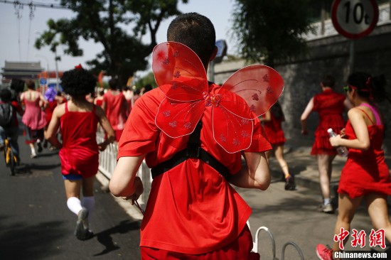中外“紅裙子”聚北京 什剎海邊促慢跑