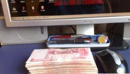 各行業(yè)年終獎盤點:有的發(fā)奔馳車 有的發(fā)衛(wèi)生巾