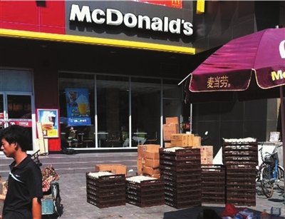 麥當勞被曝漢堡原料露天暴曬 回應稱決不使用(圖)