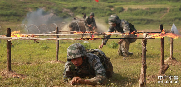 濟南軍區(qū)某旅實戰(zhàn)訓練 官兵酷暑穿越火障