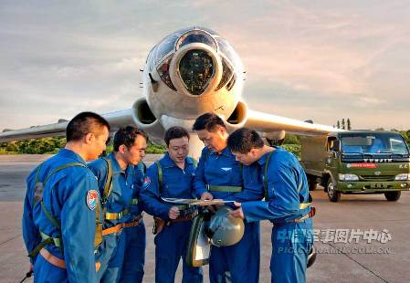 南空航空兵部隊轟六機群掛實彈升空練遠攻