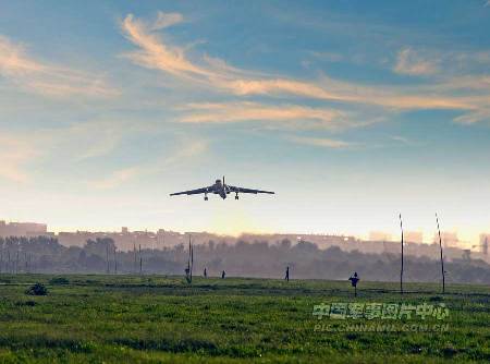 南空航空兵部隊轟六機群掛實彈升空練遠(yuǎn)攻