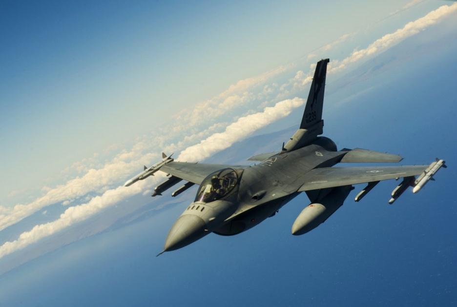 美空軍F-15F-16戰機群飛赴夏威夷參加環太軍演