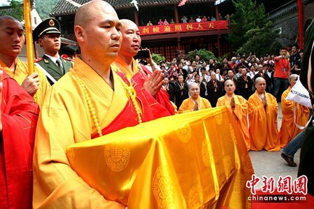 南京阿育王塔佛頂骨舍利面世(組圖)