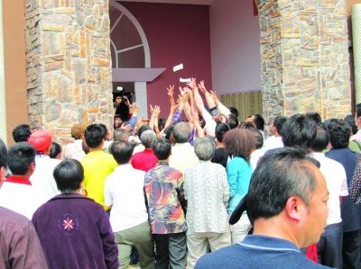 開發商請美女空中撒錢 300人哄搶致多人受傷