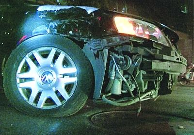 南京街頭兩轎車疑因斗氣對撞3次 踹裂擋風(fēng)玻璃