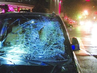 南京街頭兩轎車疑因斗氣對撞3次 踹裂擋風(fēng)玻璃