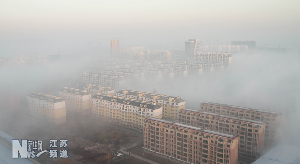 江蘇省盱眙縣城區(qū)出現(xiàn)平流霧奇觀