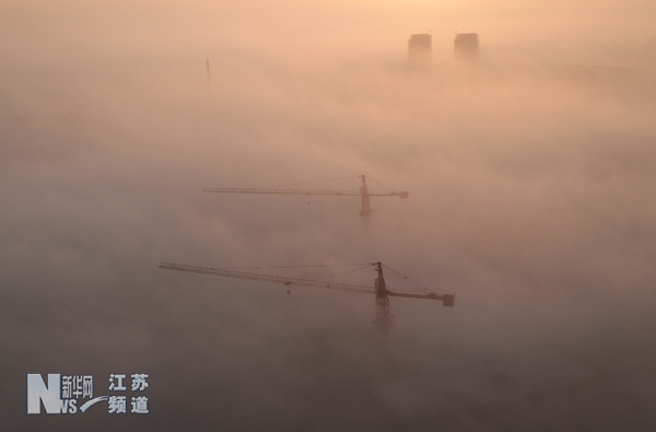 江蘇省盱眙縣城區(qū)出現(xiàn)平流霧奇觀