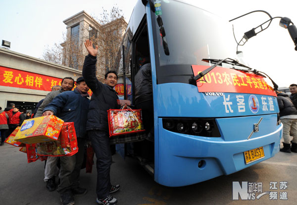 一批農民工坐上開往江蘇高郵方向的免費專車