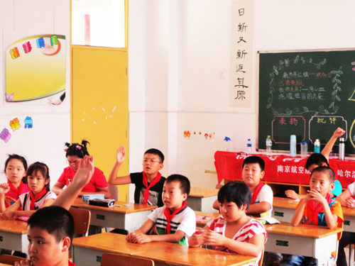 大學生走進小學普及環保知識