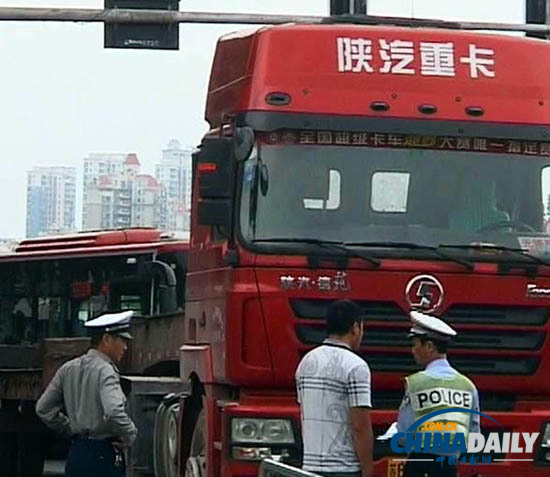 南京：外地貨車違規(guī)上橋被查 車外掛一名保安欲逃跑