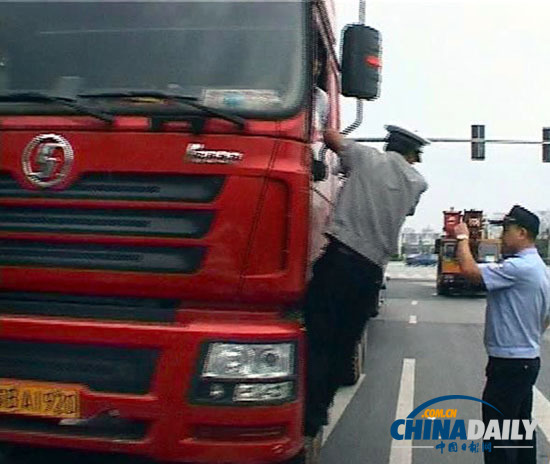 南京：外地貨車違規上橋被查 車外掛一名保安欲逃跑