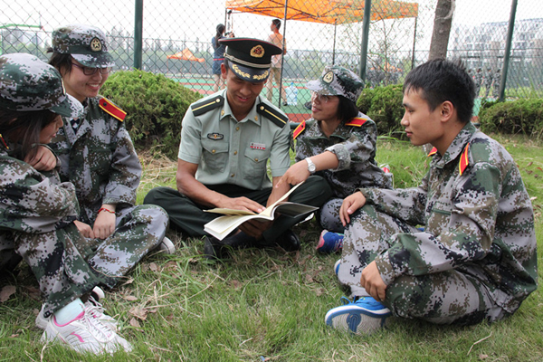 “魔鬼軍訓日記”送教官 軍訓新生感恩另類教師節