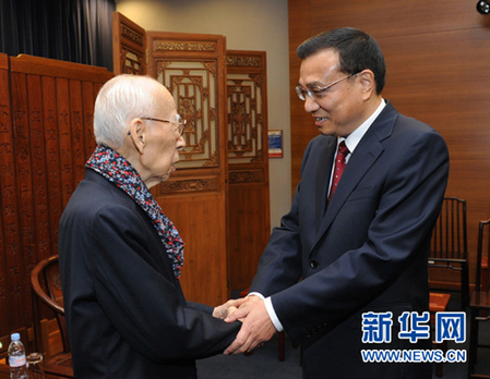 李克強(qiáng)看望國學(xué)大師饒宗頤