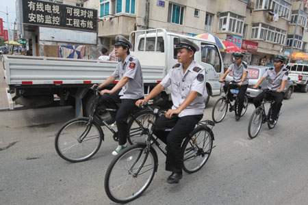 城管騎車執(zhí)法 百姓覺著挺親