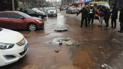 水管突爆裂 自來(lái)水不斷涌出