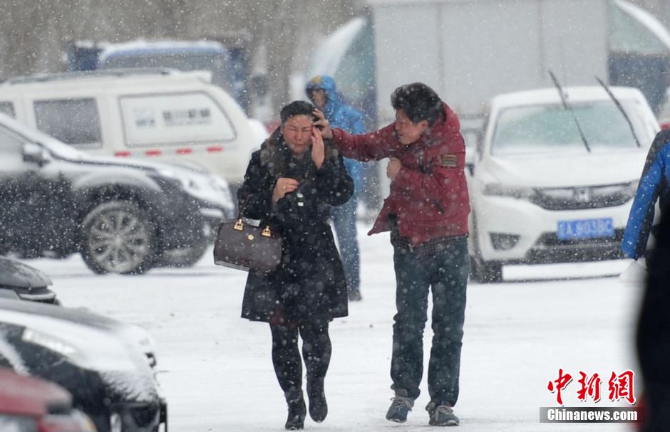 遼寧出現(xiàn)雨雪寒潮大風天氣 市民“武裝”出行
